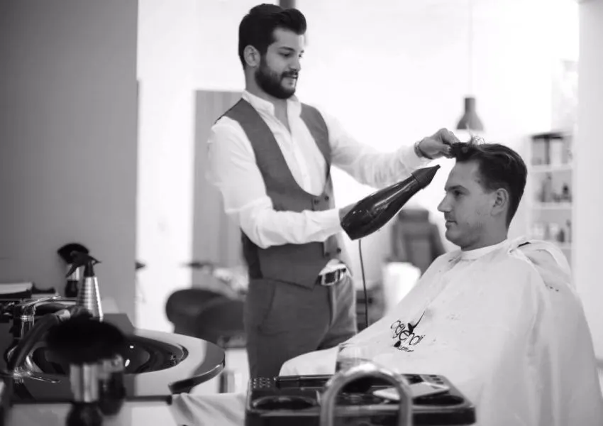 Visiting Barbers in Istanbul: Traditional Turkish Shave, Haircuts, Prices, Tips & Best Areas (2026)