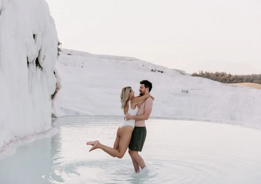Pamukkale & Hierapolis Ultimate Guide 2026: Thermal Terraces, Ancient City, Balloons, Routes & Pro Tips