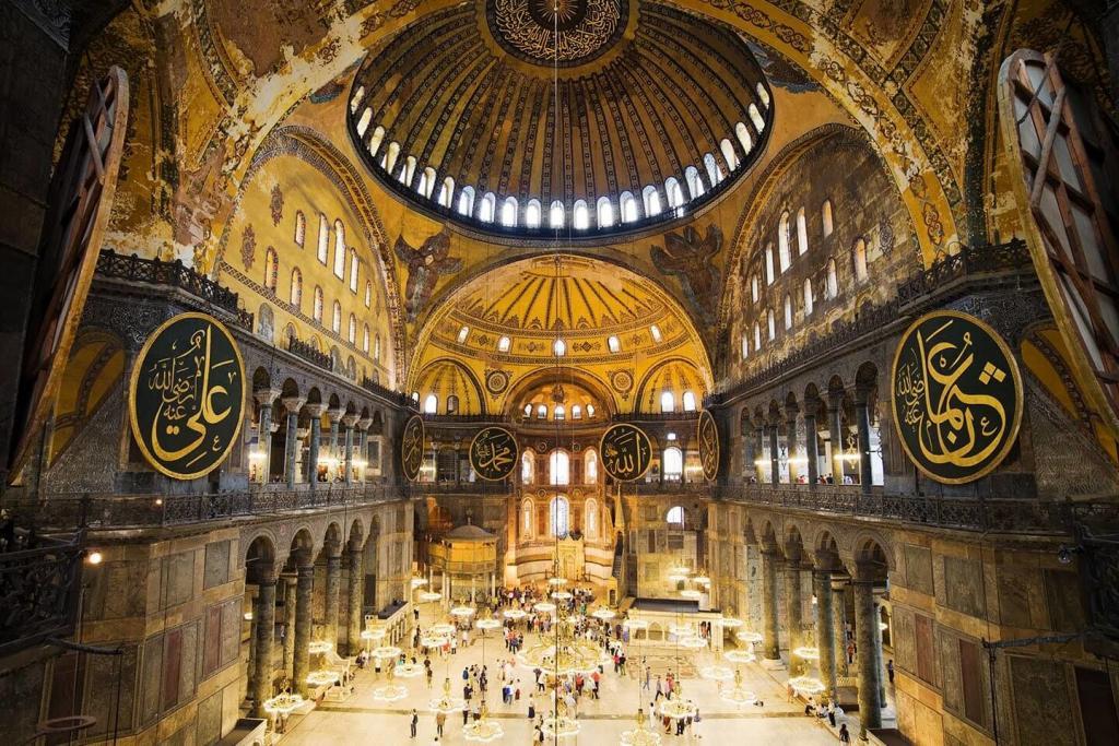 Hagia Sophia Museum - Sultanahmet / Istanbul