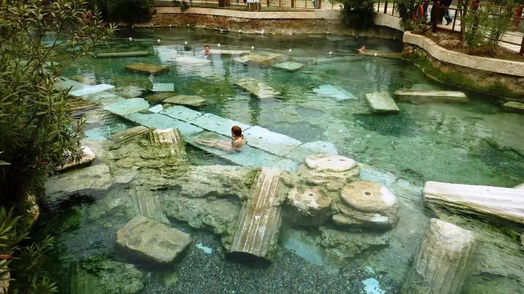 Cleopatra Antique Thermal-Pool / Pamukkale - Hierapolis Ancient City