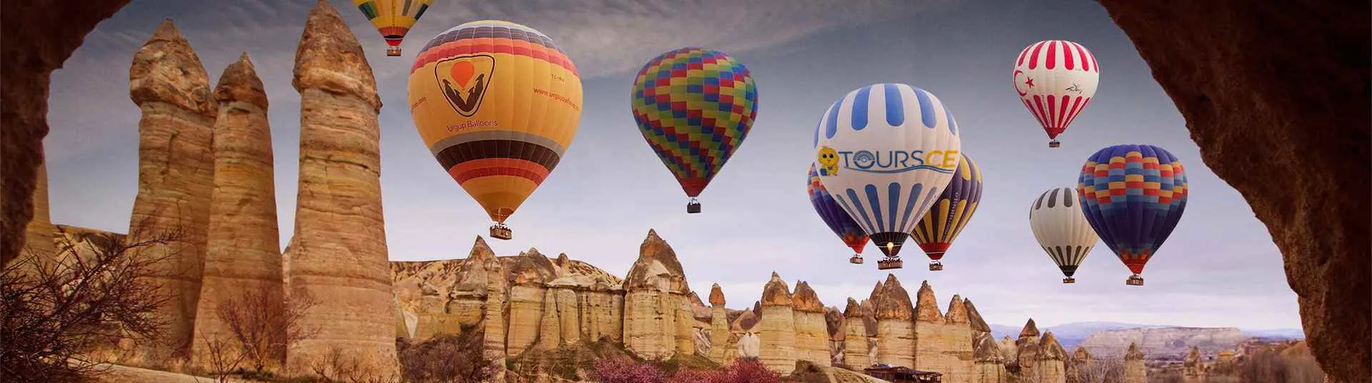 Vista panorámica de globos aerostáticos sobrevolando Capadocia