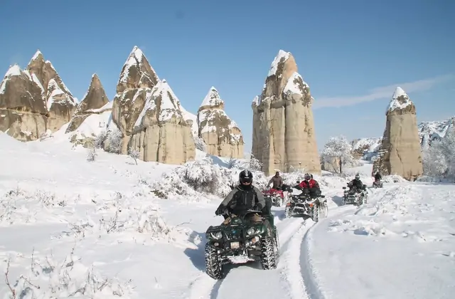 Recreación al aire libre extrema utilizando vehículos poderosos para acceder a entornos naturalmente aislados.
