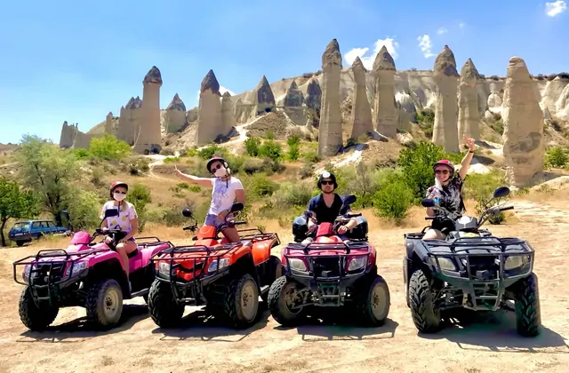 Turismo en ATV accediendo a áreas de naturaleza remota inaccesibles para vehículos convencionales, proporcionando perspectivas únicas.