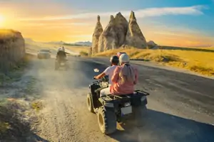 Aventura motorizada que combina deportes extremos con exploración del paisaje natural a través de senderos sin mejorar.