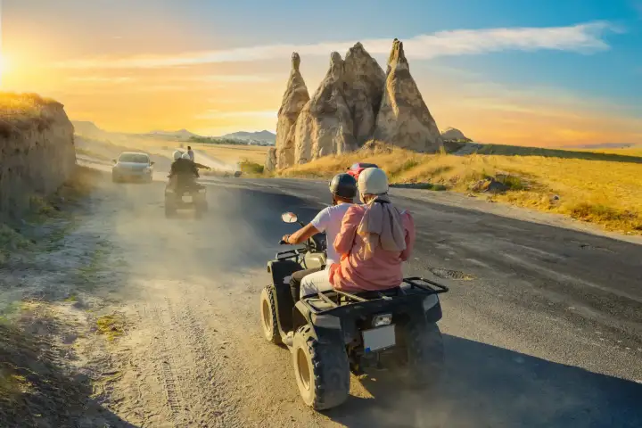 Aventura motorizada que combina deportes extremos con exploración del paisaje natural a través de senderos sin mejorar.