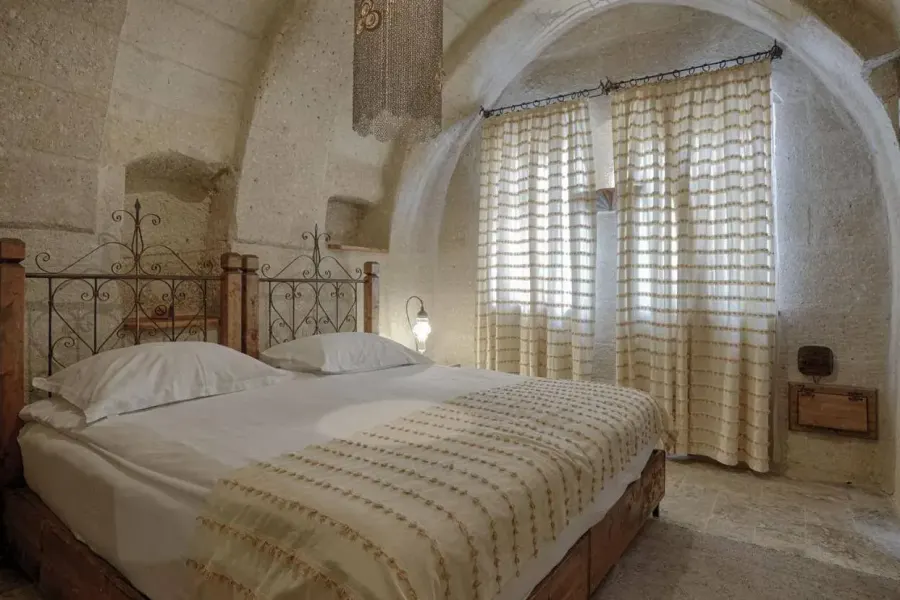 Hera Cave Suites