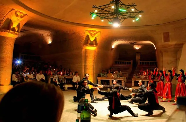 Los artistas interactúan directamente con el público durante la interactiva experiencia de cena espectáculo de noche turca de Capadocia en una excursión de un día. Este animado momento de participación del público es un memorable punto culminante de la actuación cultural turca, haciendo partícipes a