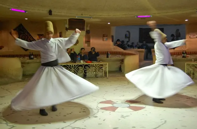 La música tradicional turca en vivo llena el ambiente durante una celebración festiva en la experiencia de cena espectáculo de noche turca de Capadocia en una excursión de un día. Músicos que tocan instrumentos anatolios clásicos acompañan las actuaciones culturales, sumergiendo a los huéspedes en l