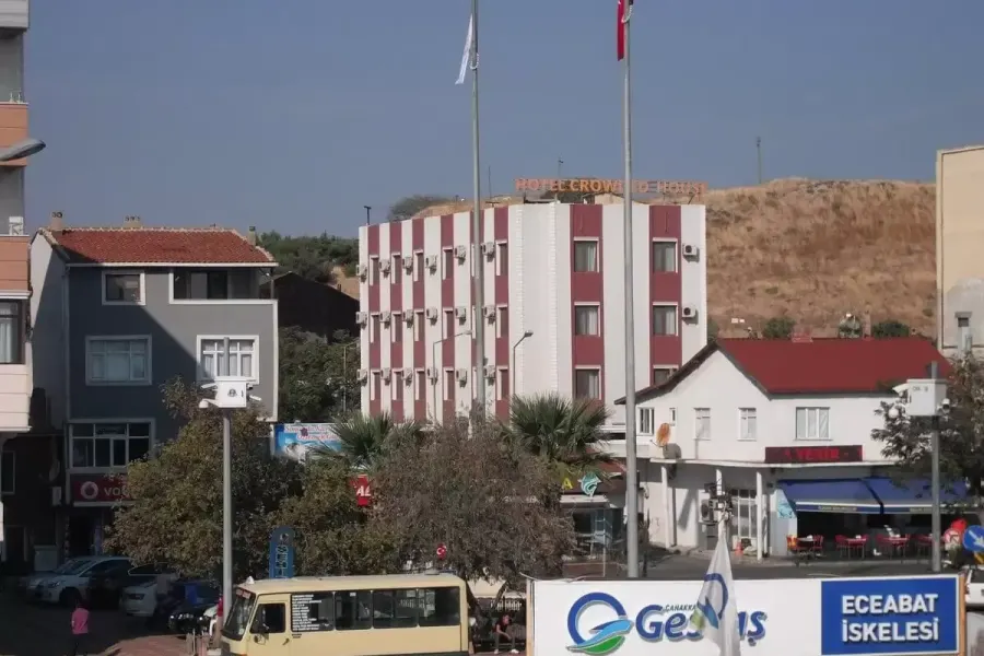 Crowded House Hotel