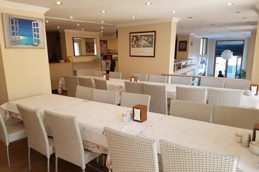 Crowded House Hotel