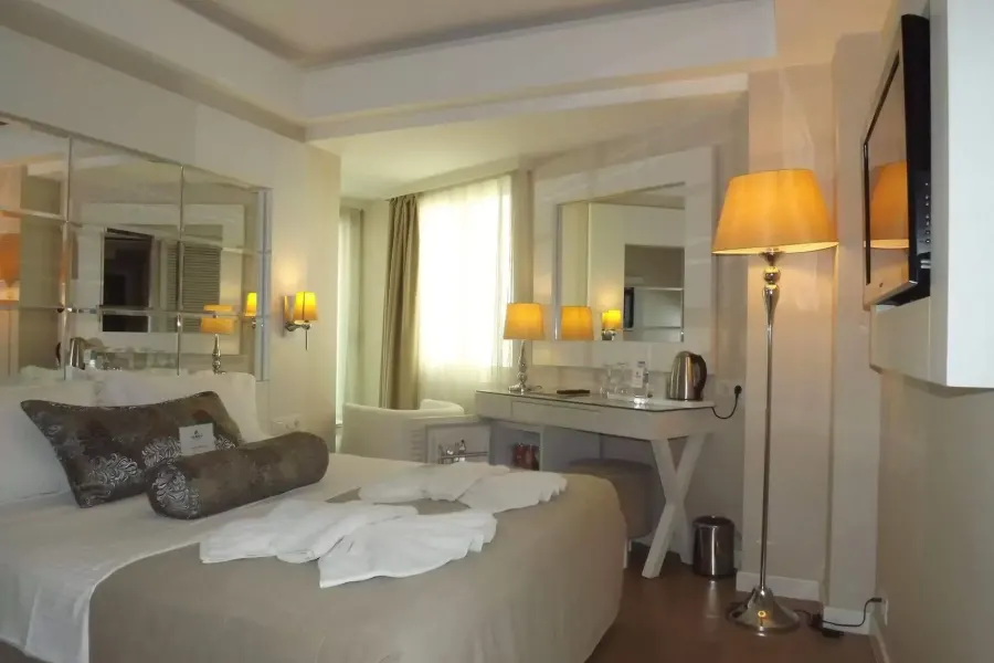 Alesta Yacht Hotel
