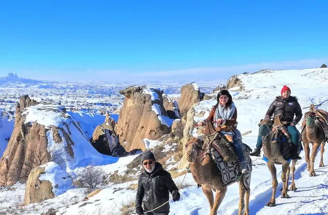 Experiencias de inmersión cultural donde viajes basados en camellos facilitan encuentros con comunidades tradicionales.