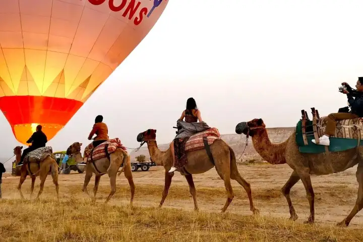 Experiencias de inmersión cultural donde viajes basados en camellos facilitan encuentros con comunidades tradicionales.