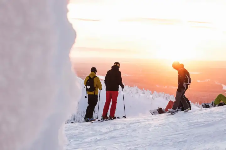 Esquiadores al atardecer en la cumbre de la estación de esquí Erciyes en Kayseri, Turquía