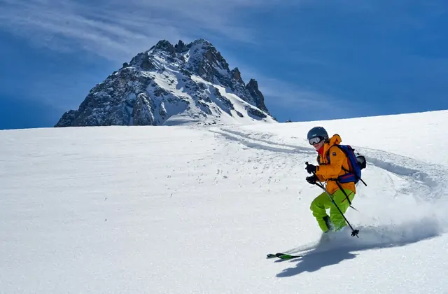Sciatore freeride in discesa sotto il monte Erciyes nella stazione sciistica di Kayseri