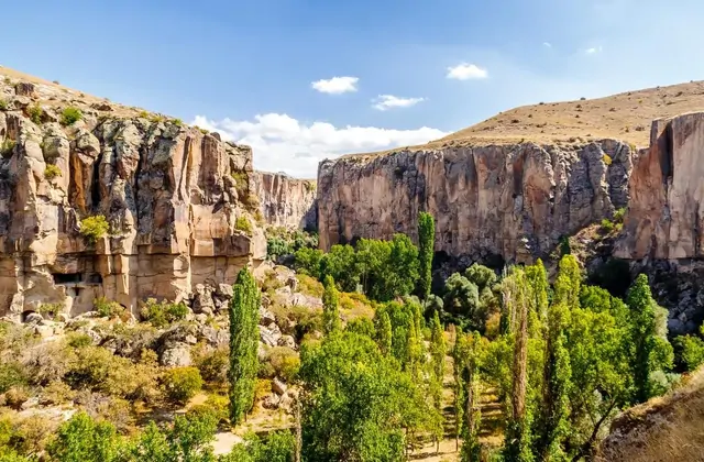 Una iglesia rupestre bizantina con frescos desvanecidos visibles en las paredes del cañón del Valle de Ihlara, visitada en el Green Tour de Capadocia. Más de 100 iglesias rupestres sobreviven en este desfiladero, convirtiéndolo en un tesoro del arte paleocristiano en Turquía.