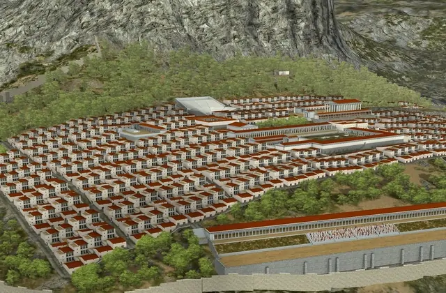 Vista terrazzata dell'antica Priene sul pendio con montagne sullo sfondo