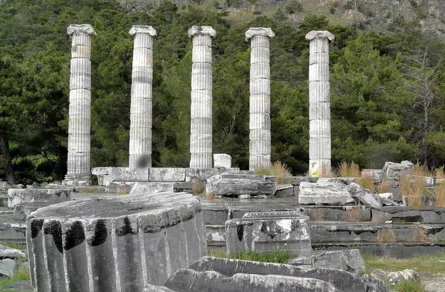 Colonne ancora in piedi del Tempio di Atena nell'antica Priene, Turchia