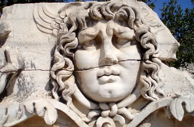 Primer plano del relieve de Medusa en el Templo de Apolo de Didyma