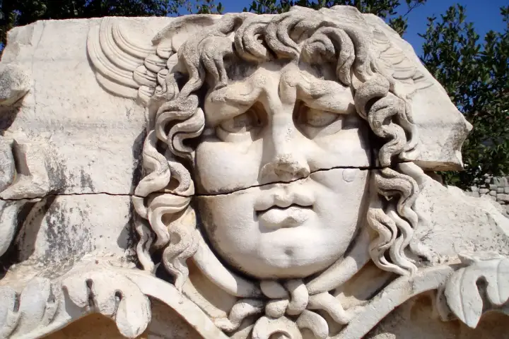 Primo piano del rilievo di Medusa nel Tempio di Apollo a Didyma