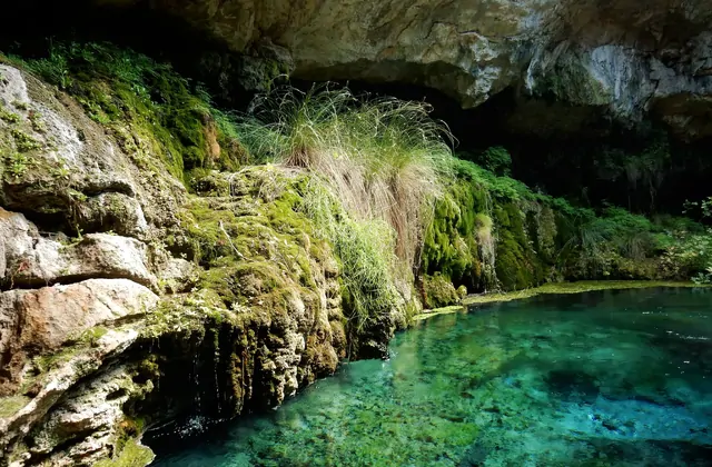 Piscina esmeralda en la cascada de Honaz en Denizli, Turquía, rodeada de rocas, musgo y agua cristalina
