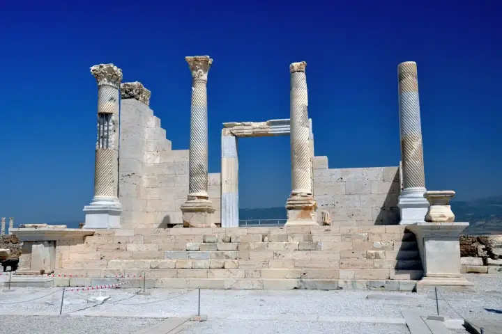 Rovine di colonne in marmo nell'antica città di Laodicea, Denizli, Turchia, sotto un cielo blu intenso nel sito archeologico