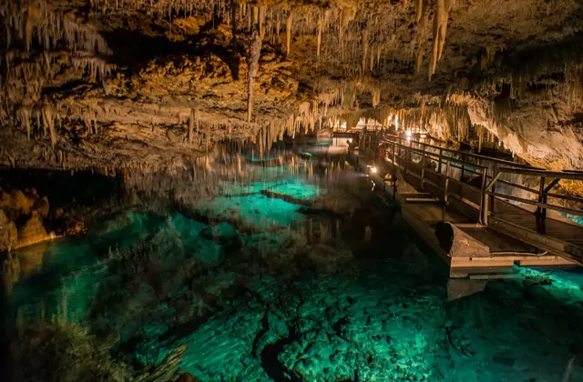 Caverna de aguas turquesas dentro de la cueva de Kaklik, Denizli, Turquía, con texturas minerales iluminadas y un entorno subterráneo escénico