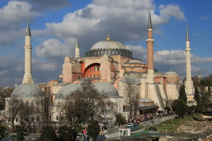 Exterior de la mezquita Santa Sofía bajo un cielo nublado en Estambul