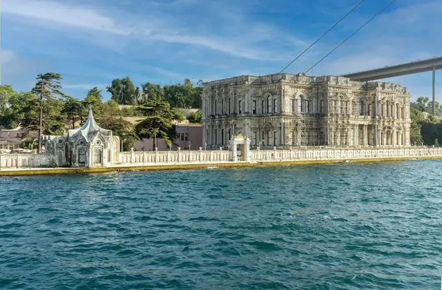 Vista del lungomare del Palazzo di Beylerbeyi sul Bosforo a Istanbul