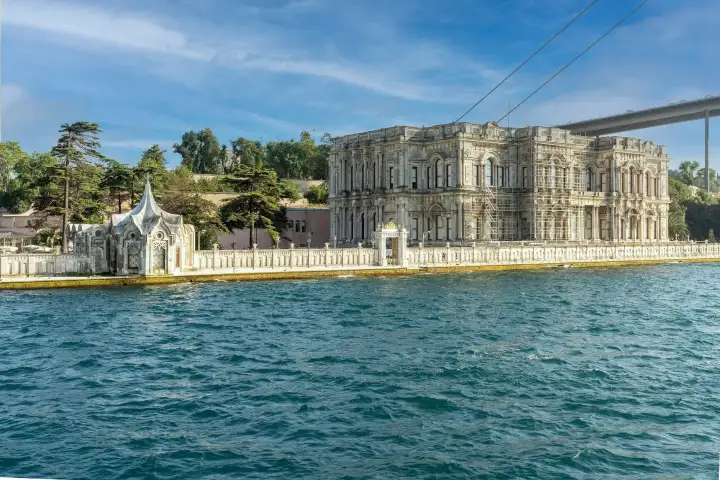 Vista del lungomare del Palazzo di Beylerbeyi sul Bosforo a Istanbul