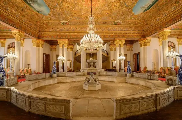 Gran salón interior del Palacio de Beylerbeyi en Estambul