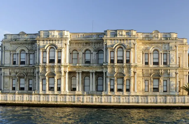 Facciata sul mare del Palazzo di Beylerbeyi sul Bosforo a Istanbul