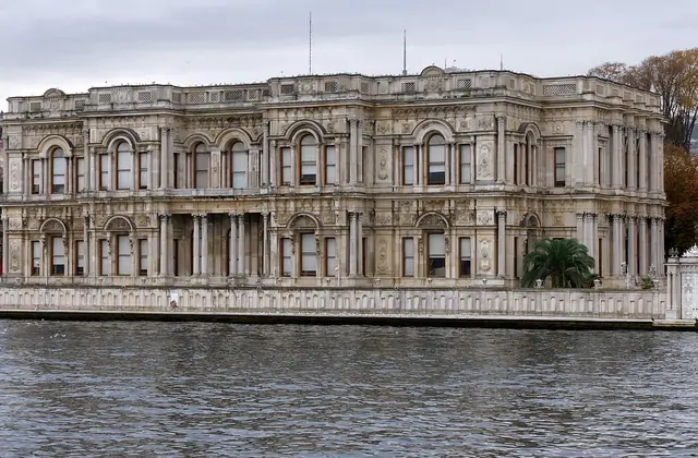Fachada exterior frente al mar del Palacio de Beylerbeyi en Estambul