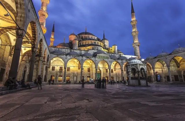 Cortile della Moschea Blu al tramonto a Istanbul