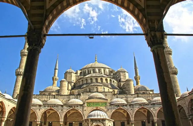 Vista della Moschea Blu attraverso un arco storico a Istanbul