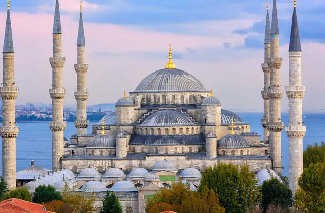 Vista esterna dei minareti della Moschea Blu a Istanbul