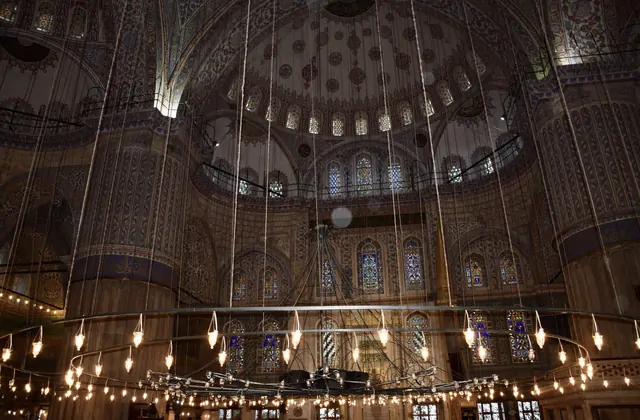 Interior de la sala principal de oración de la Mezquita Azul en Estambul