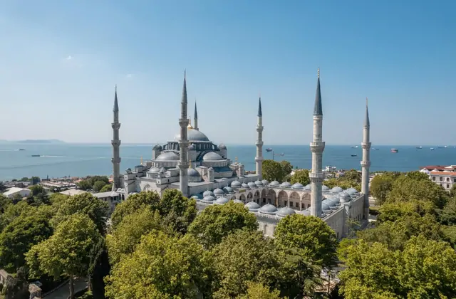 Vista panoramica esterna dal giardino della Moschea Blu a Istanbul