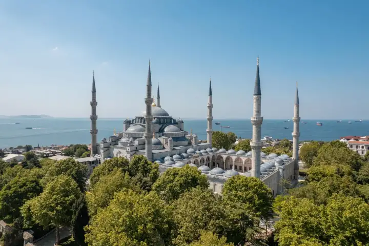 Vista panorámica exterior desde el jardín de la Mezquita Azul en Estambul
