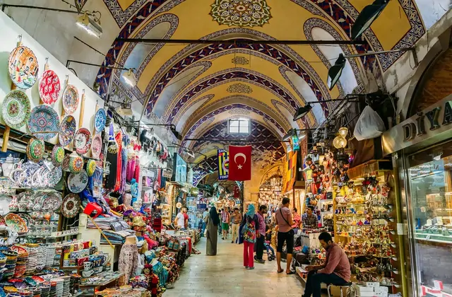 Soffitto colorato del corridoio commerciale all'interno del Gran Bazar di Istanbul