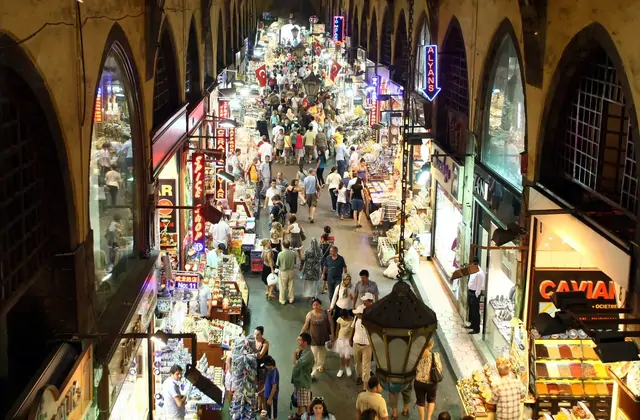 Interno del mercato con lampadari storici nel Gran Bazar di Istanbul