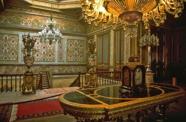 Interior de una sala histórica ornamentada en el Palacio de Beylerbeyi en Estambul