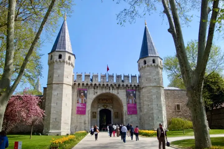 Puerta imperial y torres del Palacio de Topkapi en Estambul