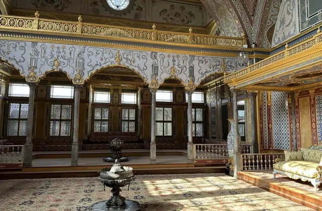 Interno della Sala del Consiglio Imperiale del Palazzo Topkapi a Istanbul