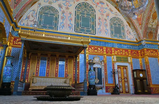 Interno di una sala ottomana decorata nel Palazzo Topkapi a Istanbul