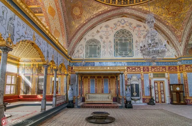 Dettaglio di una sala decorata e arco nel Palazzo Topkapi a Istanbul