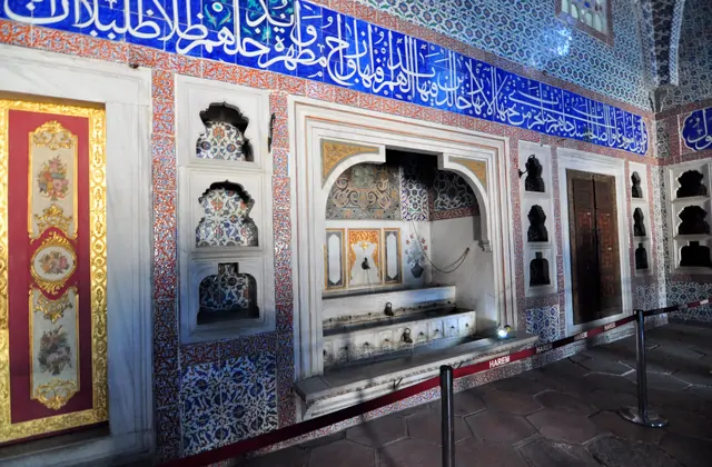 Sala imperiale con piastrelle blu all'interno del Palazzo Topkapi a Istanbul