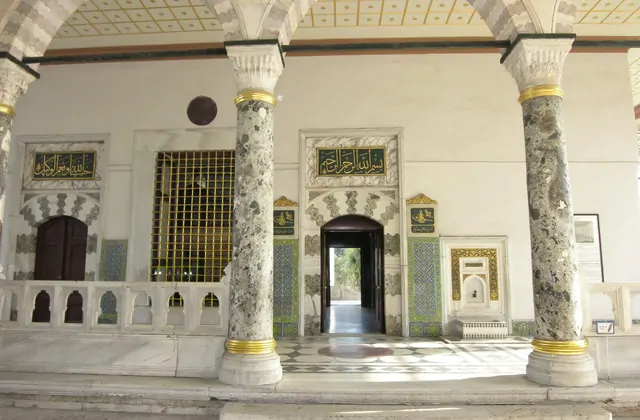 Ingresso del cortile in marmo del Palazzo Topkapi a Istanbul