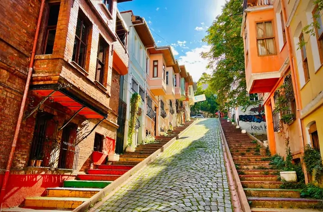 Strada acciottolata e case storiche a Balat Fener Istanbul