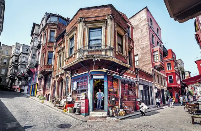 Vista di una strada colorata del quartiere a Balat Fener Istanbul